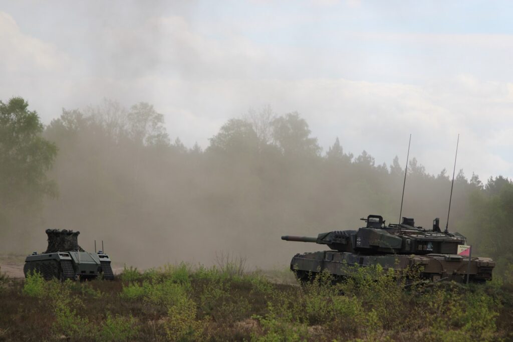 Klassische und künstliche Kampfkraft auf dem gläsernen Gefechtsfeld 2 Unbemannte und bemannte Kampfkraft: UGV Themis mit Panzerfaust 3 und Kampfpanzer Leopard 2 A7A1 im Gefecht