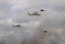 Kampfhubschrauber Tiger und Drohnen im Luftraum.