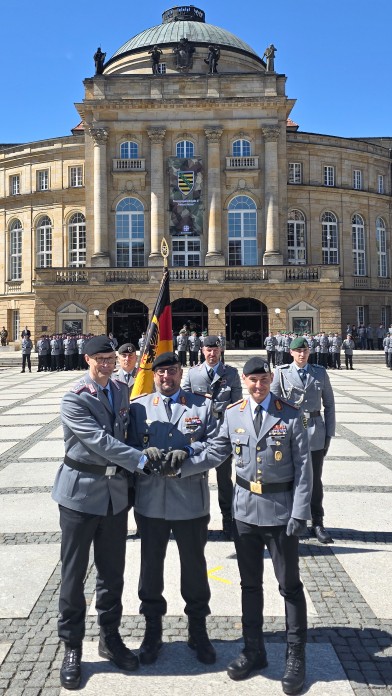 Übergabe von Brigadegeneral David Markus durch den stellvertretenden Kommandeur der 10. Panzerdivision, Brigadegeneral André Abed an Oberst Hagen Ruppelt (v. r. n. l.).