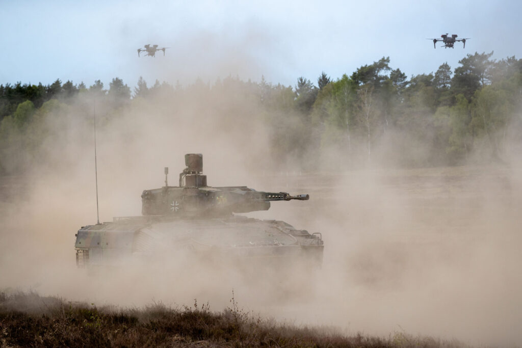 Ein Schützenpanzer Puma wird von Drohnen unterstützt. Das Zusammenspiel von Bewährtem und Neuem wurde in Munster erprobt. 