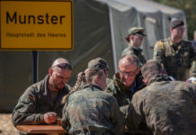 Am Rande seines Besuchs beim Deutschen Heer in Munster sprach Bundeskanzler Friedrich Merz mit Soldatinnen und Soldaten.