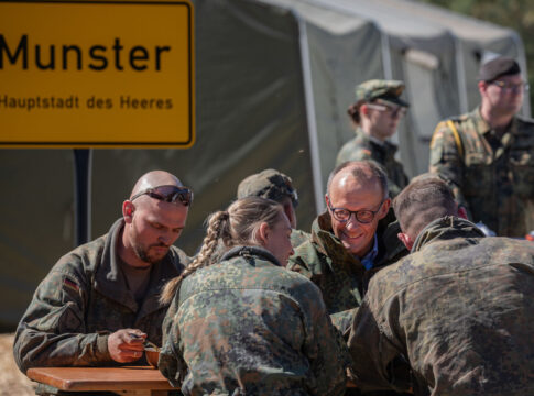 Bundeskanzler besucht Lehr- und Versuchsübung des Heeres 9 Am Rande seines Besuchs beim Deutschen Heer in Munster sprach Bundeskanzler Friedrich Merz mit Soldatinnen und Soldaten.