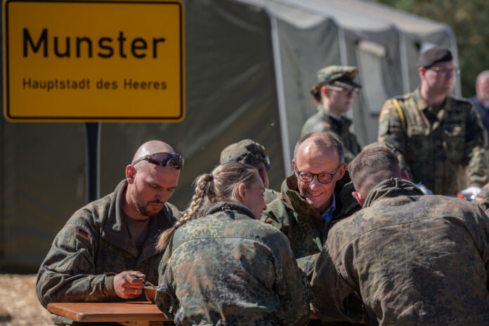 Am Rande seines Besuchs beim Deutschen Heer in Munster sprach Bundeskanzler Friedrich Merz mit Soldatinnen und Soldaten.