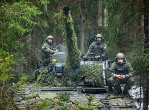 Multinational Brigade Latvia erreicht volle Einsatzfähigkeit 11 Schwedische Soldaten der kanadisch geführten Multinational Brigade Latvia während der Übung Oak Resolve im vergangenen Jahr.