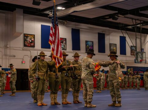 US-Abzugspläne: Truppe in Europa soll auf Stand 2021 sinken 10 Das 2nd Brigade Combat Team der 1st Cavalry Division hatte Anfang Mai bereits zeremoniell seine Flagge am Heimatstandort Fort Hood, Texas eingerollt als die Verlegung nach Polen im Rahmen der US-Abzugspläne für Europa gestrichen wurde.