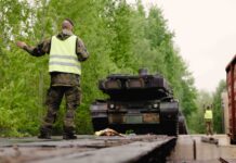Die beiden noch in Deutschland stationierten Bataillone der Panzerbrigade 45 haben ihre Kampfpanzer Leopard und Schützenpanzer Puma für die Übung Freedom Shield I bereits per Fähre oder Bahntransport ins Baltikum verlegt.