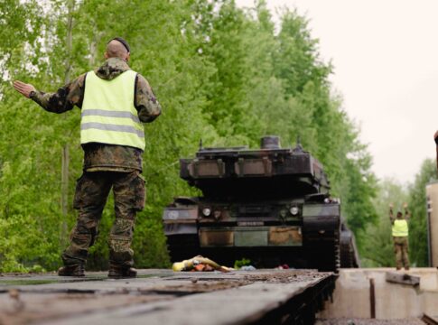 Panzerbrigade 45 "Litauen" übt erstmals mit Freedom Shield I 8 Die beiden noch in Deutschland stationierten Bataillone der Panzerbrigade 45 haben ihre Kampfpanzer Leopard und Schützenpanzer Puma für die Übung Freedom Shield I bereits per Fähre oder Bahntransport ins Baltikum verlegt.