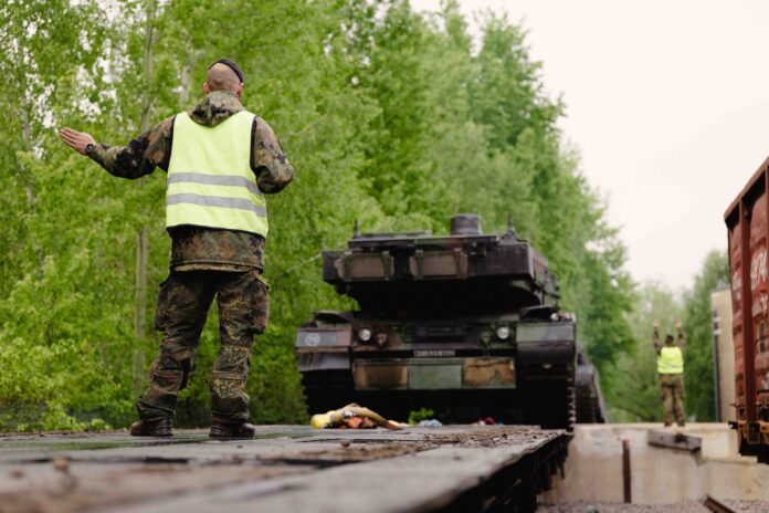 Die beiden noch in Deutschland stationierten Bataillone der Panzerbrigade 45 haben ihre Kampfpanzer Leopard und Schützenpanzer Puma für die Übung Freedom Shield I bereits per Fähre oder Bahntransport ins Baltikum verlegt.