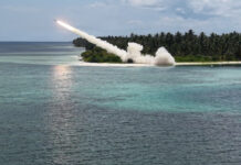 Ein Raketenartilleriesystem M142 HIMARS des 5th Battalion, 3rd Field Artillery Regiment, das künftig mit der 1st Multi-Domain Task Force der 7th Infantry Division unterstellt sein wird, feuert während der Übung Balikatan 2026 auf den Philippinen eine Rakete ab.