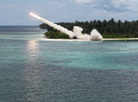 Ein Raketenartilleriesystem M142 HIMARS des 5th Battalion, 3rd Field Artillery Regiment, das künftig mit der 1st Multi-Domain Task Force der 7th Infantry Division unterstellt sein wird, feuert während der Übung Balikatan 2026 auf den Philippinen eine Rakete ab.