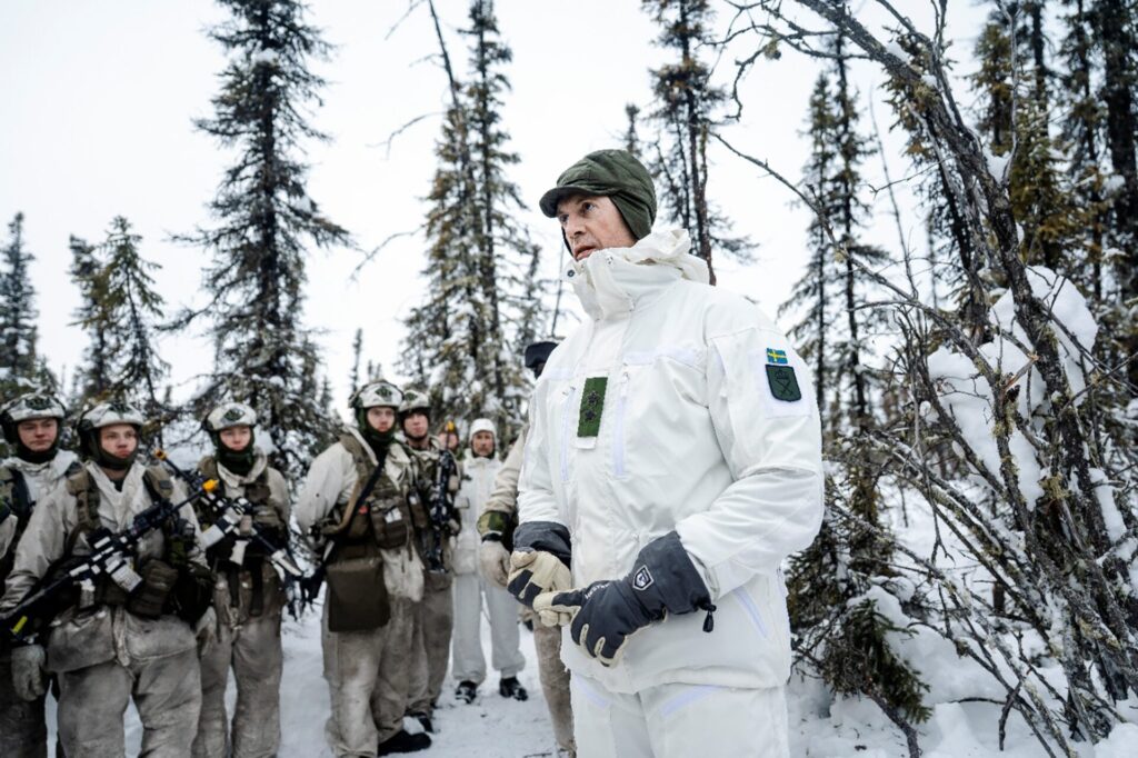 Schwedische Wehrpflichtige trainieren bei JPMRC in Alaska 2 Der Generalstabschef der schwedischen Armee, Generalmajor Jonny Lindfors, besucht die Übung und seine Soldaten.