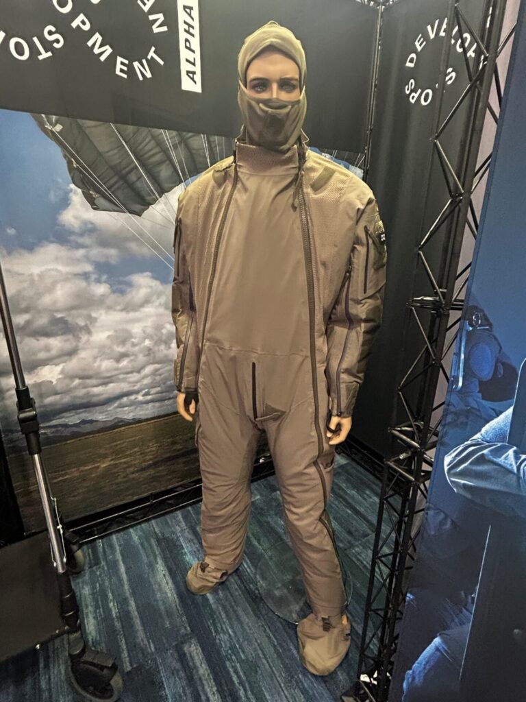 SOF Week: DNS Alpha stellt neuen HALO-Kälteschutzanzug vor 2 Gut zu erkennen die beiden Reißverschlüsse über die gesamte Körperlänge, sowie die Belüftungsreißverschlüsse an den Armen. Der Anzug wird ergänzt durch zwei Füßlinge.