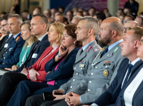 Debatte über Bw-Verwundetenabzeichen nimmt Fahrt auf 10 Feierstunde für Veteraninnen und Veteranen im Deutschen Bundestag im Juni 2024. Auch verwundete Bundeswehrangehörige nahmen teil.