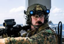 Ein Mitglied des Force Reconnaissance Platoons der 31st Marine Expeditionary Unit (MEU) des USMC sichert eine Enterübung.