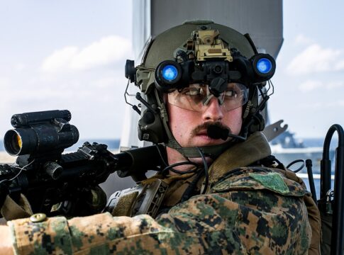 Ein Mitglied des Force Reconnaissance Platoons der 31st Marine Expeditionary Unit (MEU) des USMC sichert eine Enterübung.