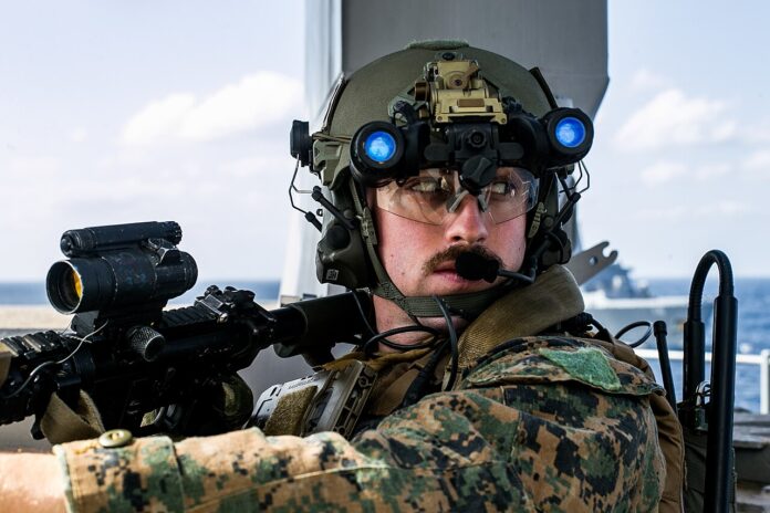 Ein Mitglied des Force Reconnaissance Platoons der 31st Marine Expeditionary Unit (MEU) des USMC sichert eine Enterübung.