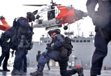 Ein Maritime Security Response Team der U.S. Coast Guard bei einer Enterübung.