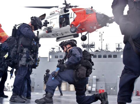 U.S. Coast Guard stellt neues Spezialkräftekommando auf 8 Ein Maritime Security Response Team der U.S. Coast Guard bei einer Enterübung.