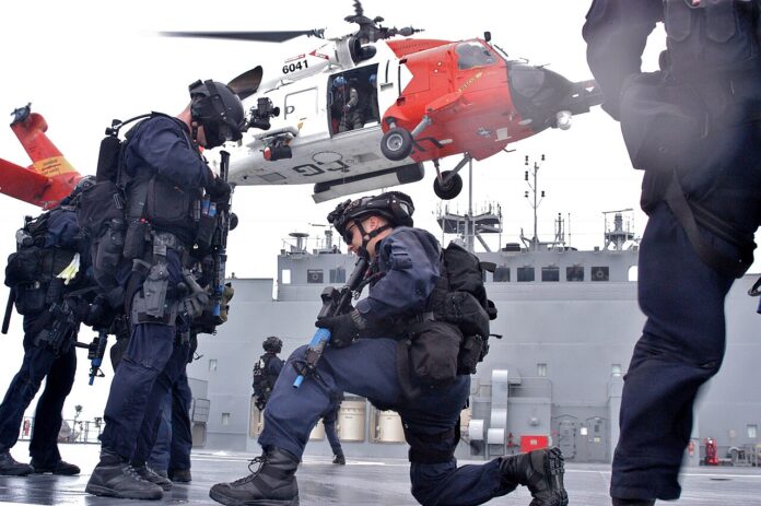 Ein Maritime Security Response Team der U.S. Coast Guard bei einer Enterübung.