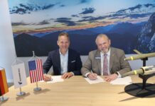 Roman Köhne von Rheinmetall (l.)und Scott Forbey von General Atomics bei der Unterzeichnung der Kooperationsvereinbarung zur Präzisionsmunition Vektrex.