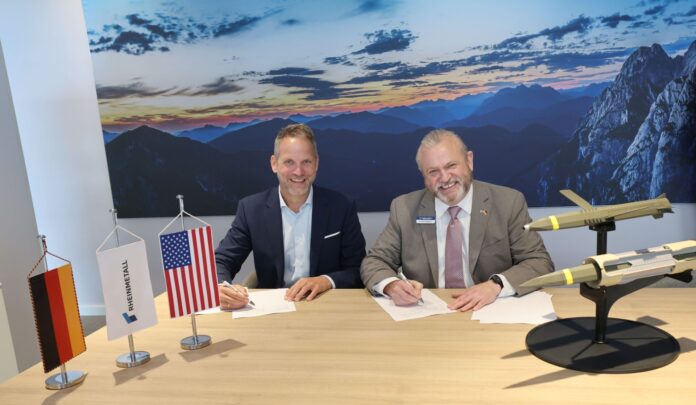 Roman Köhne von Rheinmetall (l.)und Scott Forbey von General Atomics bei der Unterzeichnung der Kooperationsvereinbarung zur Präzisionsmunition Vektrex.