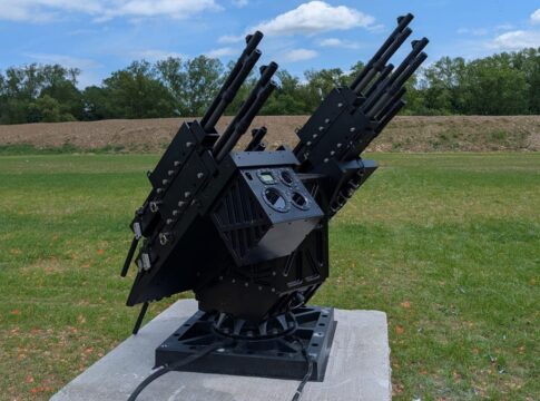 Beretta zeigt Achtlings-Schrotflintenturm zur Drohnenabwehr 22 Der LIVET-Turm mit acht Schrotflinten vom Typ Benelli Drone Guardian.