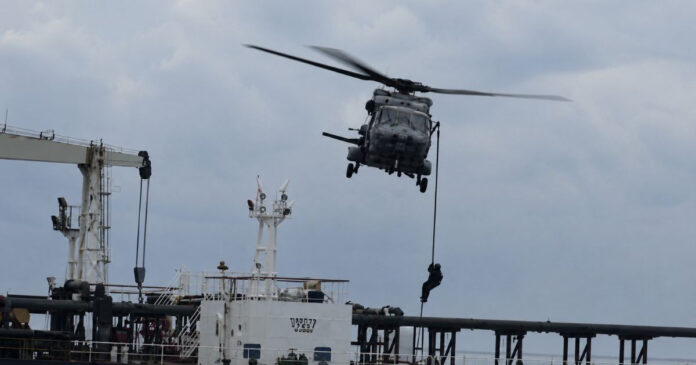 Kräfte der französischen Marine beim Entern des Tankers Tagor von einem Hubschrauber aus.