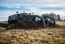Der Modular Mine Plough mit integriertem Lane-Marking-System von GCS an einem Räumpanzer.