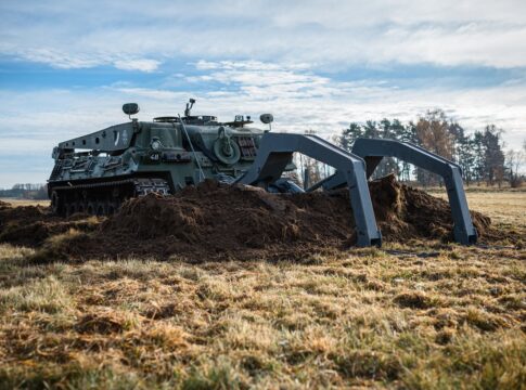 GCS präsentiert modulare Minefield-Breaching-Lösung 29 Der Modular Mine Plough mit integriertem Lane-Marking-System von GCS an einem Räumpanzer.