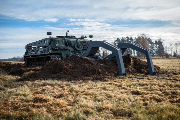 Der Modular Mine Plough mit integriertem Lane-Marking-System von GCS an einem Räumpanzer.
