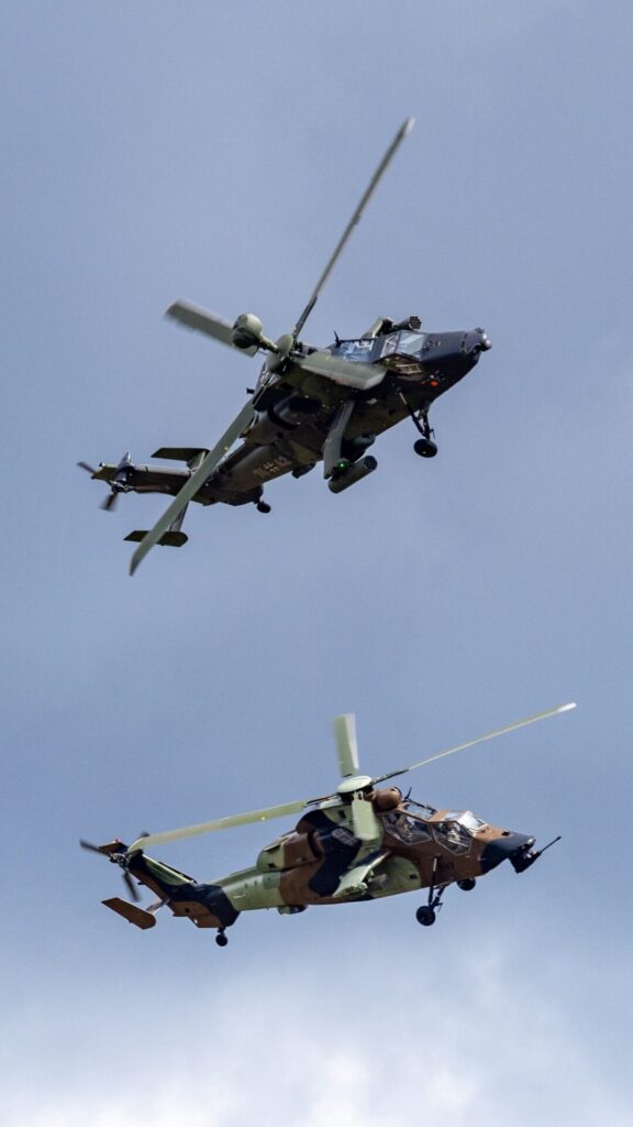 Bundeswehr erneut größter Einzelaussteller auf der ILA 2026 2 Kampfhubschrauber Tiger im Flug.