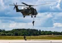 Auf der ILA 2026 demonstrierte die Bundeswehr erneut luftbewegliche Operationen, hier mit Fastroping vom NH-90.