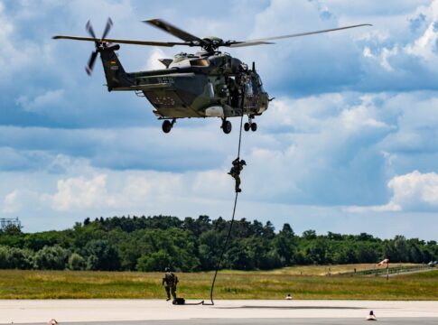 Bundeswehr erneut größter Einzelaussteller auf der ILA 2026 7 Auf der ILA 2026 demonstrierte die Bundeswehr erneut luftbewegliche Operationen, hier mit Fastroping vom NH-90.
