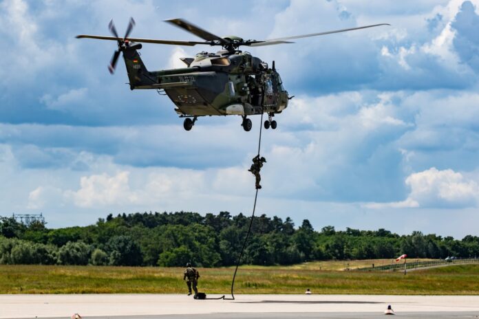 Auf der ILA 2026 demonstrierte die Bundeswehr erneut luftbewegliche Operationen, hier mit Fastroping vom NH-90.