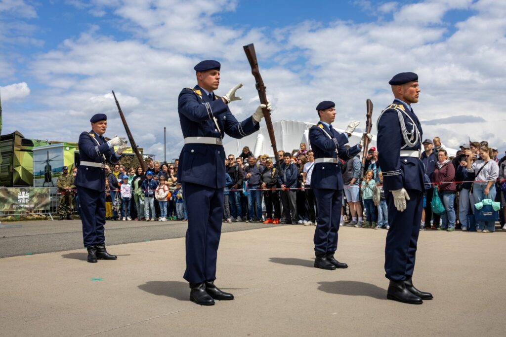 Bundeswehr erneut größter Einzelaussteller auf der ILA 2026 3 Das Drill Team des Wachbataillons bei seiner Vorführung.