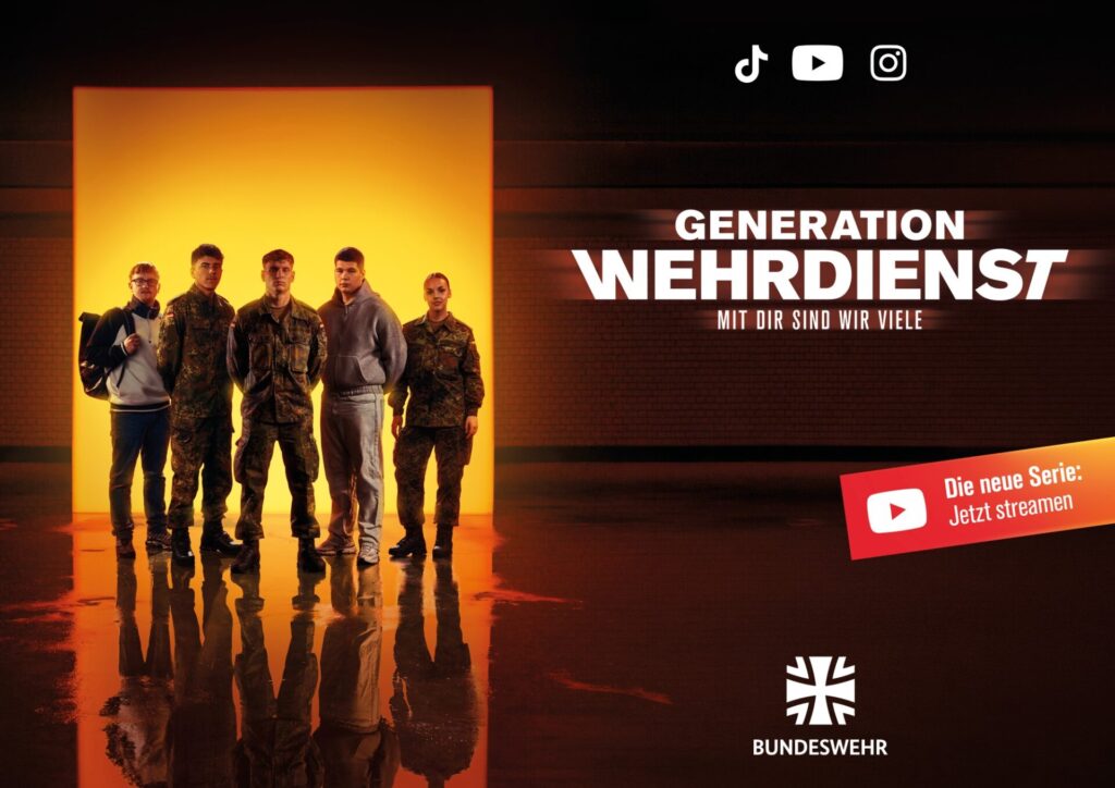Die Serie begleitet Rekrutinnen und Rekruten laut Bundeswehr von der Ankunft über die Einkleidung und den Formaldienst zum Feierlichen Gelöbnis bis zur Gefechtsausbildung und dem Biwak.