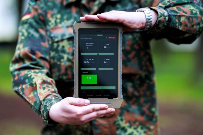 Mit einem handelsüblichen Tablet kann die innovative App genutzt werden. Im Folgenden werden die Systeme nun gegen feindliche Hackingangriffe gehärtet.