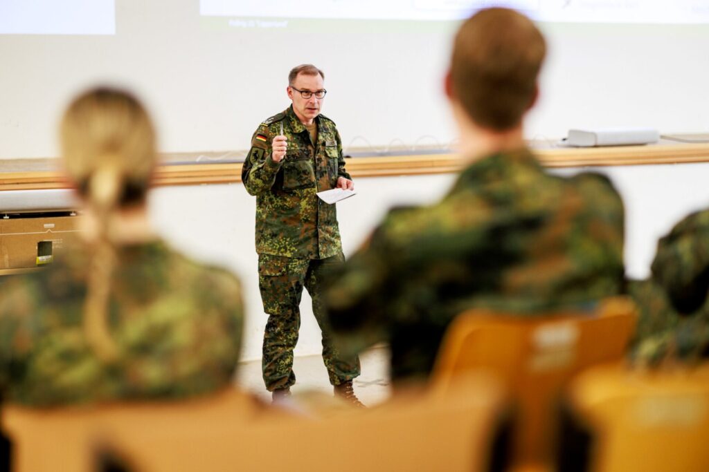 Panzerbrigade 21 entwickelt eigene Munitionsversorgungs-App 2 Innovation einfordern: Oberst Tobias Aust, Kommandeur der Panzerbrigade 21, erklärt in seinem Impulsvortrag, dass alle Abschnitte des Gefechts von aktuellen Kriegsbildern lernen müssen.