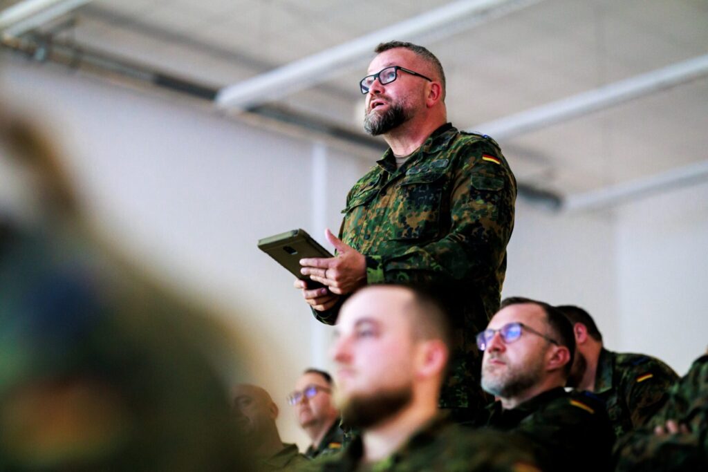 Panzerbrigade 21 entwickelt eigene Munitionsversorgungs-App 5 Logistiker der Panzerbrigade 21 erläutert dem Plenum mit dem Tablet in der Hand die Funktionen der App UberMun.