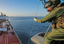 Britische Royal Marines gingen am Sonntag im Ärmelkanal von Hubschraubern aus an Bord des Tankers Smyrnos.