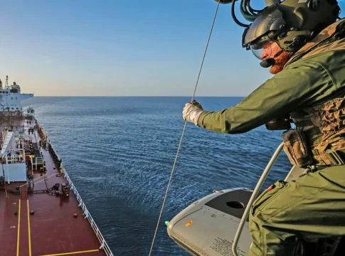 Royal Marines steigen bei Schattenflotten-Bekämpfung ein 5 Britische Royal Marines gingen am Sonntag im Ärmelkanal von Hubschraubern aus an Bord des Tankers Smyrnos.