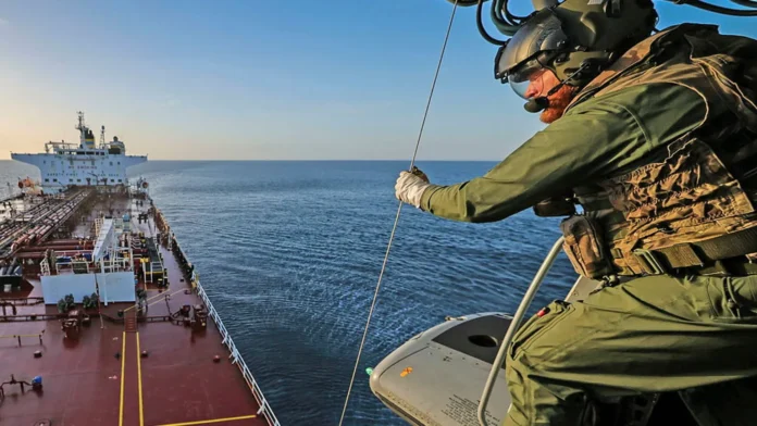 Britische Royal Marines gingen am Sonntag im Ärmelkanal von Hubschraubern aus an Bord des Tankers Smyrnos.