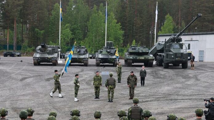 Blick auf die Aufstellungszeremonie des NATO-Verbands Forward Land Forces (FLF) Finland.