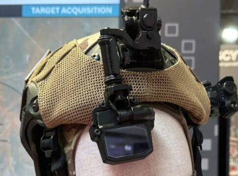 Theon: Neuer IdZ-Auftrag und geschäftliche Weiterentwicklung 4 Das Head-up-Display „Thea“ aus Theons A.R.M.E.D.-Ökosystem für den Tageinsatz.