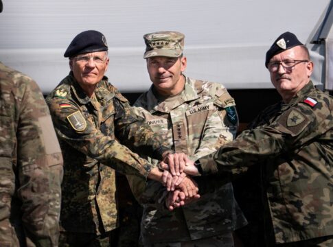 Deutsch-Niederländisches Korps übernimmt Nordostflanke 24 Generalleutnant Peter Mirow vom 1. Deutsch-Niederländischen Korps, Commander of U.S. Army Europe and Africa General Christopher Donahue und Generalleutnant Dariusz Parylak vom Multinationalen Korps Nordost (v. l.) besiegeln die Übernahme der Raumverantwortung mit dem obligatorischen Handschlag.