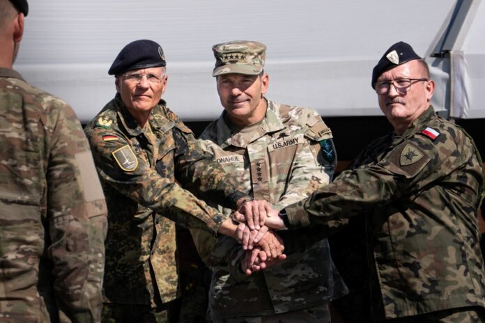 Generalleutnant Peter Mirow vom 1. Deutsch-Niederländischen Korps, Commander of U.S. Army Europe and Africa General Christopher Donahue und Generalleutnant Dariusz Parylak vom Multinationalen Korps Nordost (v. l.) besiegeln die Übernahme der Raumverantwortung mit dem obligatorischen Handschlag.