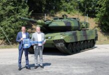 Florian Hohenwarter, CEO von KNDS Deutschland (l.) übergibt den symbolischen Schlüssel für den ersten Stridsvagn 123 A an Pontus Nordberg, Deputy Director Land Systems des schwedischen Beschaffungsamts FMV.