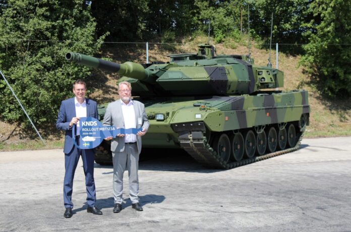 Florian Hohenwarter, CEO von KNDS Deutschland (l.) übergibt den symbolischen Schlüssel für den ersten Stridsvagn 123 A an Pontus Nordberg, Deputy Director Land Systems des schwedischen Beschaffungsamts FMV.