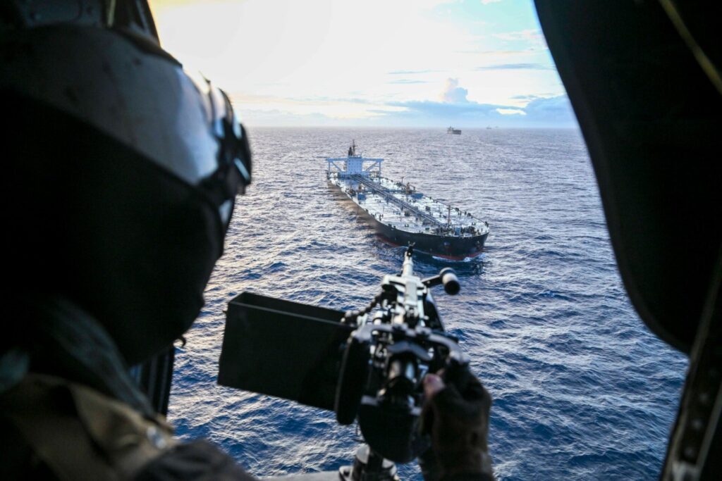 US-Spezialkräfte entern erneut Tanker im Indischen Ozean 2 Blick aus einem der Hubschrauber auf das Zielschiff.