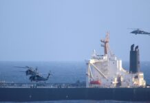 Hubschrauber der U.S. Navy mit Spezialkräften über dem Supertanker Davina im Indischen Ozean.